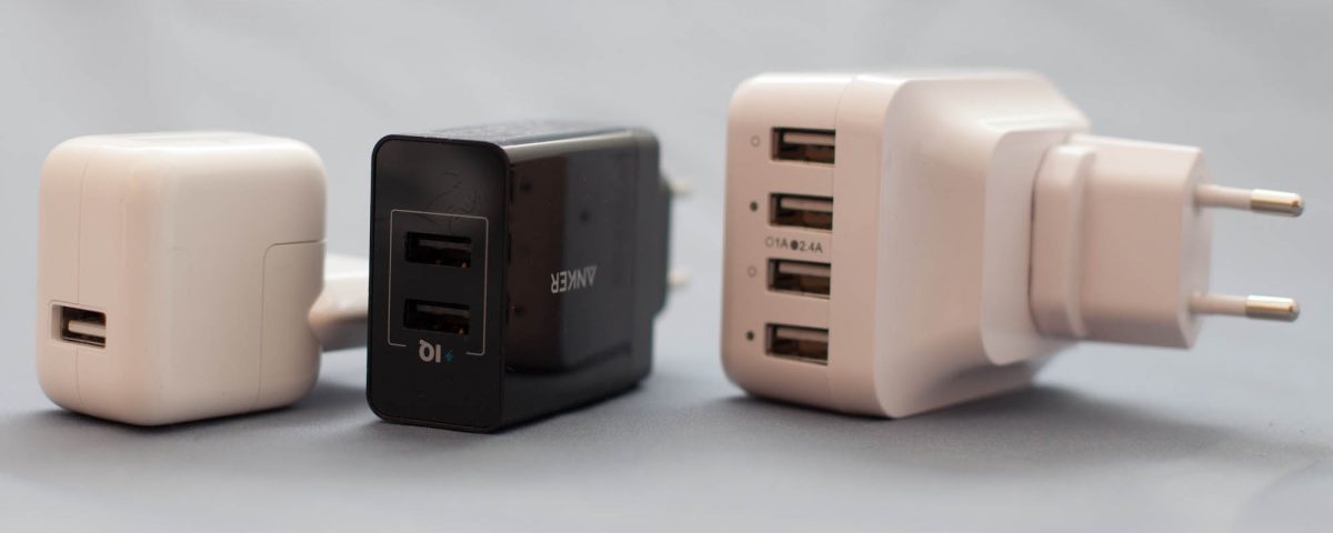 Ein Foto von drei verschiedenen USB Ladegeräten mit 1, 2 und 4 USB-Buchsen